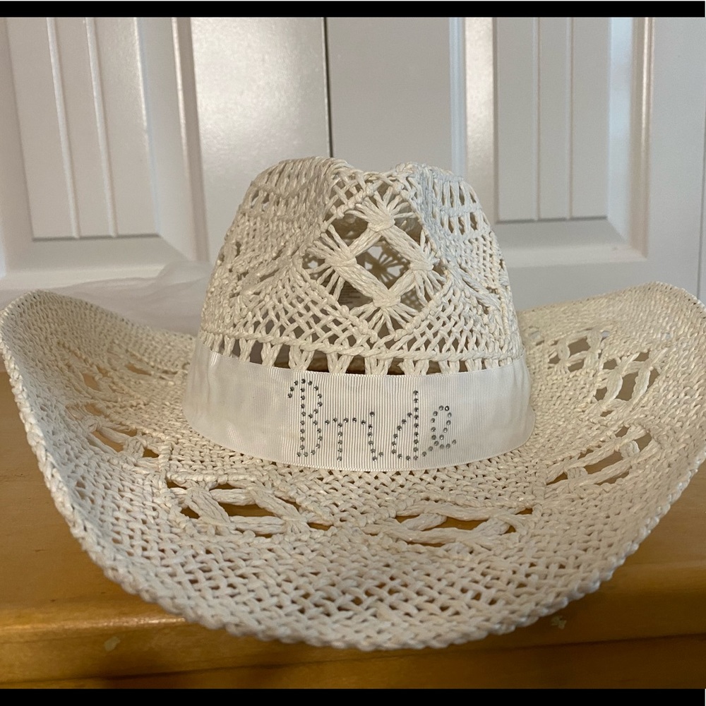 White bridal cowboy hat, with veil. Perfect for a Nashville bachelorette!